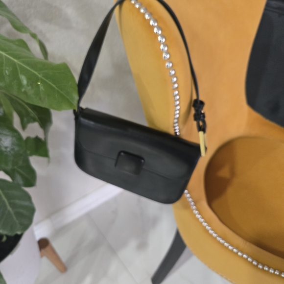 Handbags - Elegant Black Leather Shoulder Bag